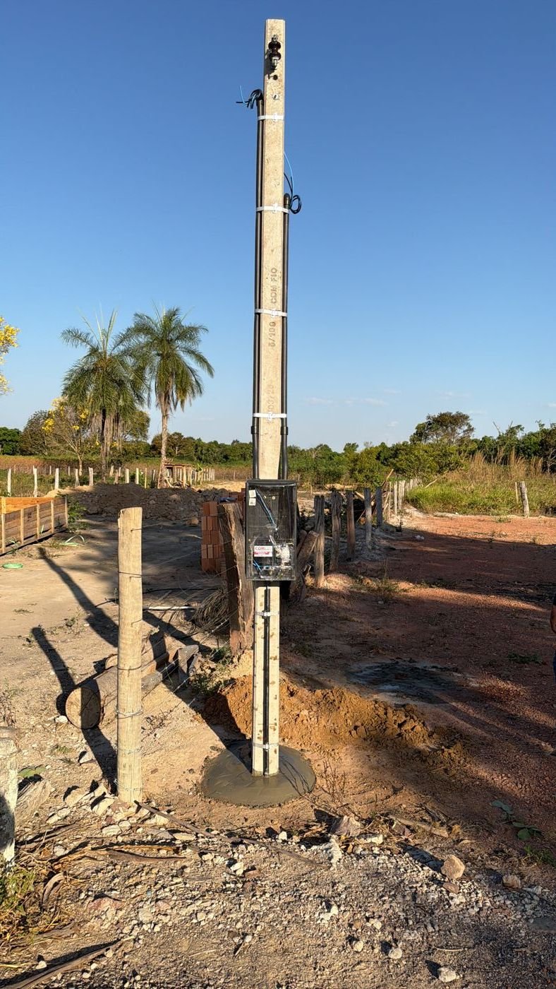 Poste de concreto com padrão de entrada instalado